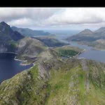 Villa Enebolig Med Eventyrlig Beliggenhet Like Ved Sjoen I Lofoten *