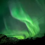 Enebolig Med Eventyrlig Beliggenhet Like Ved Sjoen I Lofoten Villa