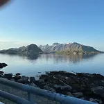 Enebolig Med Eventyrlig Beliggenhet Like Ved Sjoen I Lofoten *