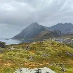 Enebolig Med Eventyrlig Beliggenhet Like Ved Sjoen I Lofoten * Sund (Nordland)