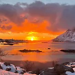 Enebolig Med Eventyrlig Beliggenhet Like Ved Sjoen I Lofoten * Sund (Nordland)