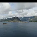 Villa Enebolig Med Eventyrlig Beliggenhet Like Ved Sjoen I Lofoten