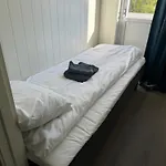 Enebolig Med Eventyrlig Beliggenhet Like Ved Sjoen I Lofoten Villa