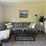 Enebolig Med Eventyrlig Beliggenhet Like Ved Sjoen I Lofoten *