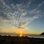 Enebolig Med Eventyrlig Beliggenhet Like Ved Sjoen I Lofoten