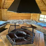 Villa Enebolig Med Eventyrlig Beliggenhet Like Ved Sjoen I Lofoten *