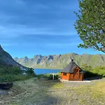 Enebolig Med Eventyrlig Beliggenhet Like Ved Sjoen I Lofoten *