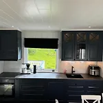 Villa Enebolig Med Eventyrlig Beliggenhet Like Ved Sjoen I Lofoten