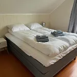 Enebolig Med Eventyrlig Beliggenhet Like Ved Sjoen I Lofoten Sund (Nordland)