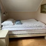 Villa Enebolig Med Eventyrlig Beliggenhet Like Ved Sjoen I Lofoten