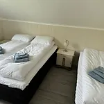 Enebolig Med Eventyrlig Beliggenhet Like Ved Sjoen I Lofoten Villa *