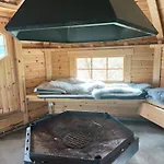 Villa Enebolig Med Eventyrlig Beliggenhet Like Ved Sjoen I Lofoten
