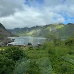 Enebolig Med Eventyrlig Beliggenhet Like Ved Sjoen I Lofoten * Sund (Nordland)
