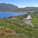 Villa Enebolig Med Eventyrlig Beliggenhet Like Ved Sjoen I Lofoten