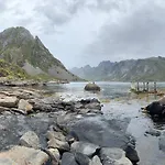 Enebolig Med Eventyrlig Beliggenhet Like Ved Sjoen I Lofoten * Sund (Nordland)