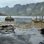 Enebolig Med Eventyrlig Beliggenhet Like Ved Sjoen I Lofoten *