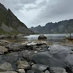 Enebolig Med Eventyrlig Beliggenhet Like Ved Sjoen I Lofoten