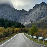 Villa Enebolig Med Eventyrlig Beliggenhet Like Ved Sjoen I Lofoten