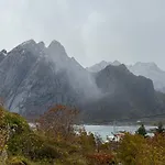 Enebolig Med Eventyrlig Beliggenhet Like Ved Sjoen I Lofoten Villa
