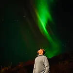 Villa Enebolig Med Eventyrlig Beliggenhet Like Ved Sjoen I Lofoten