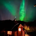 Villa Enebolig Med Eventyrlig Beliggenhet Like Ved Sjoen I Lofoten *