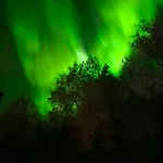Enebolig Med Eventyrlig Beliggenhet Like Ved Sjoen I Lofoten Willa