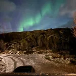 Enebolig Med Eventyrlig Beliggenhet Like Ved Sjoen I Lofoten