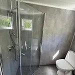 Villa Enebolig Med Eventyrlig Beliggenhet Like Ved Sjoen I Lofoten