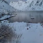 Enebolig Med Eventyrlig Beliggenhet Like Ved Sjoen I Lofoten Villa Sund (Nordland)