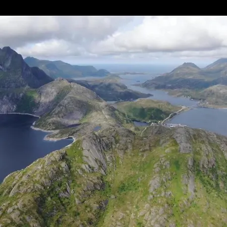 Villa Enebolig Med Eventyrlig Beliggenhet Like Ved Sjoen I Lofoten *