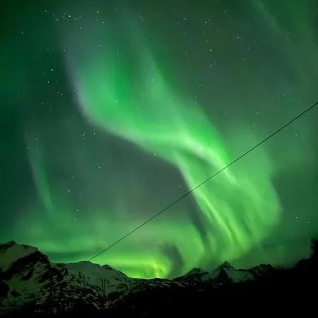 Enebolig Med Eventyrlig Beliggenhet Like Ved Sjoen I Lofoten Villa