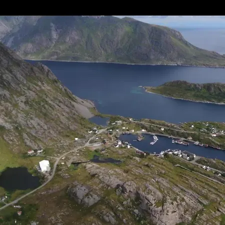 Enebolig Med Eventyrlig Beliggenhet Like Ved Sjoen I Lofoten