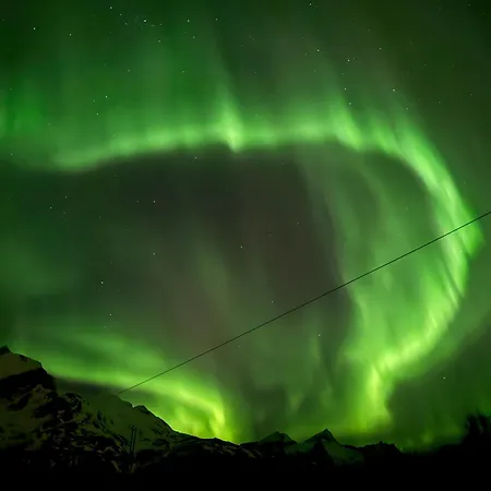 Villa Enebolig Med Eventyrlig Beliggenhet Like Ved Sjoen I Lofoten