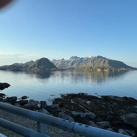 Enebolig Med Eventyrlig Beliggenhet Like Ved Sjoen I Lofoten *