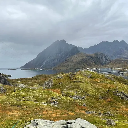Enebolig Med Eventyrlig Beliggenhet Like Ved Sjoen I Lofoten * Sund (Nordland)