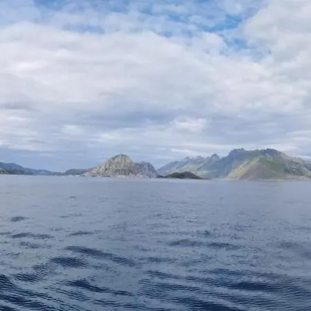 Enebolig Med Eventyrlig Beliggenhet Like Ved Sjoen I Lofoten *