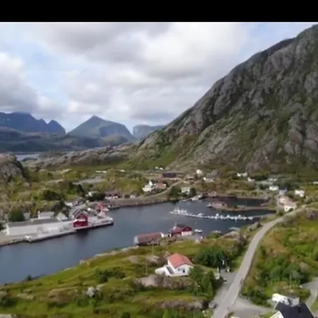 Villa Enebolig Med Eventyrlig Beliggenhet Like Ved Sjoen I Lofoten