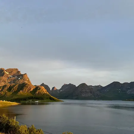 Enebolig Med Eventyrlig Beliggenhet Like Ved Sjoen I Lofoten