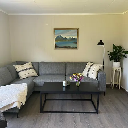 Enebolig Med Eventyrlig Beliggenhet Like Ved Sjoen I Lofoten *