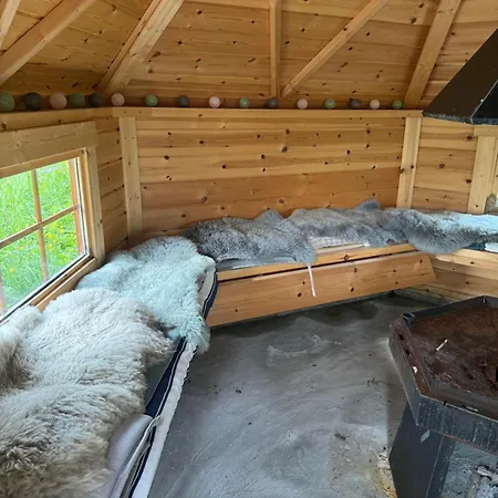 Enebolig Med Eventyrlig Beliggenhet Like Ved Sjoen I Lofoten