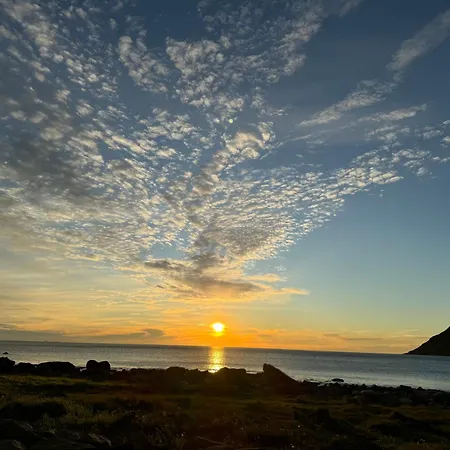 Enebolig Med Eventyrlig Beliggenhet Like Ved Sjoen I Lofoten