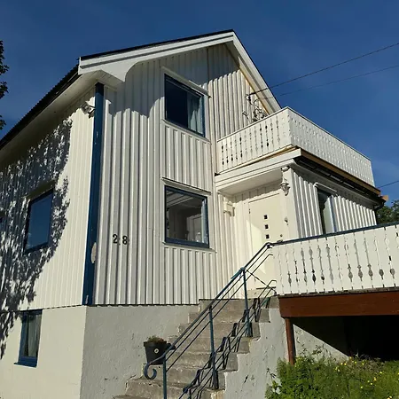 Villa Enebolig Med Eventyrlig Beliggenhet Like Ved Sjoen I Lofoten *