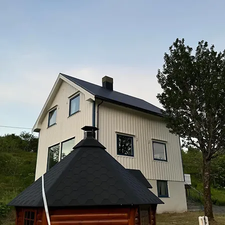 Enebolig Med Eventyrlig Beliggenhet Like Ved Sjoen I Lofoten Villa