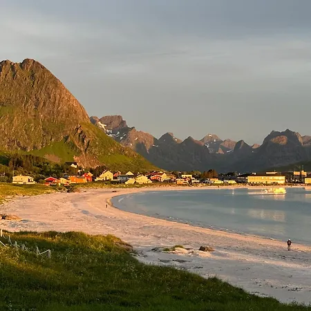 Villa Enebolig Med Eventyrlig Beliggenhet Like Ved Sjoen I Lofoten *
