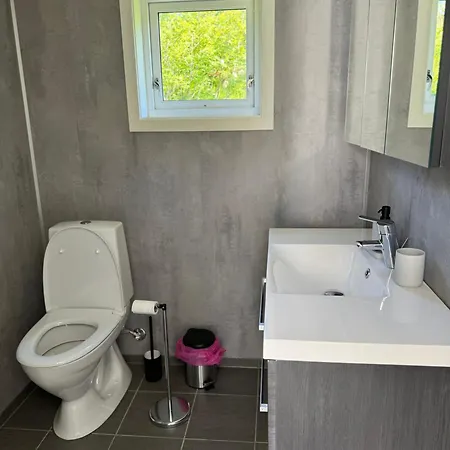 Enebolig Med Eventyrlig Beliggenhet Like Ved Sjoen I Lofoten Sund (Nordland)