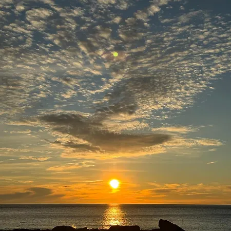Enebolig Med Eventyrlig Beliggenhet Like Ved Sjoen I Lofoten Villa
