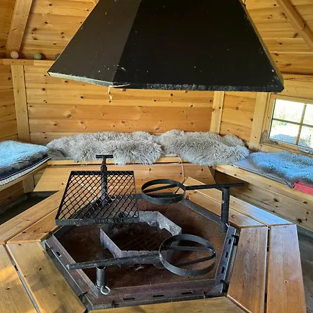 Villa Enebolig Med Eventyrlig Beliggenhet Like Ved Sjoen I Lofoten *