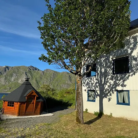 Enebolig Med Eventyrlig Beliggenhet Like Ved Sjoen I Lofoten *
