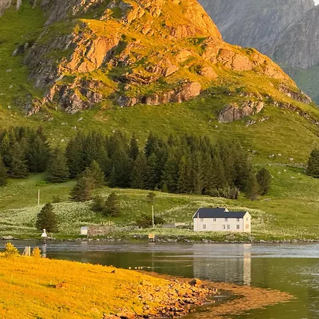 Enebolig Med Eventyrlig Beliggenhet Like Ved Sjoen I Lofoten Villa