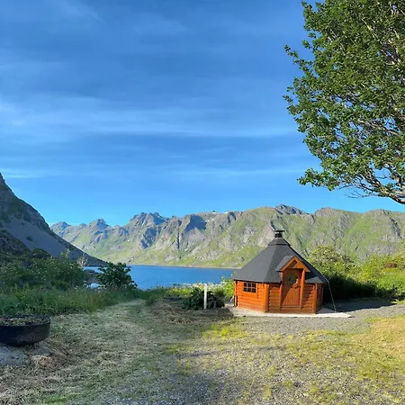 Enebolig Med Eventyrlig Beliggenhet Like Ved Sjoen I Lofoten *